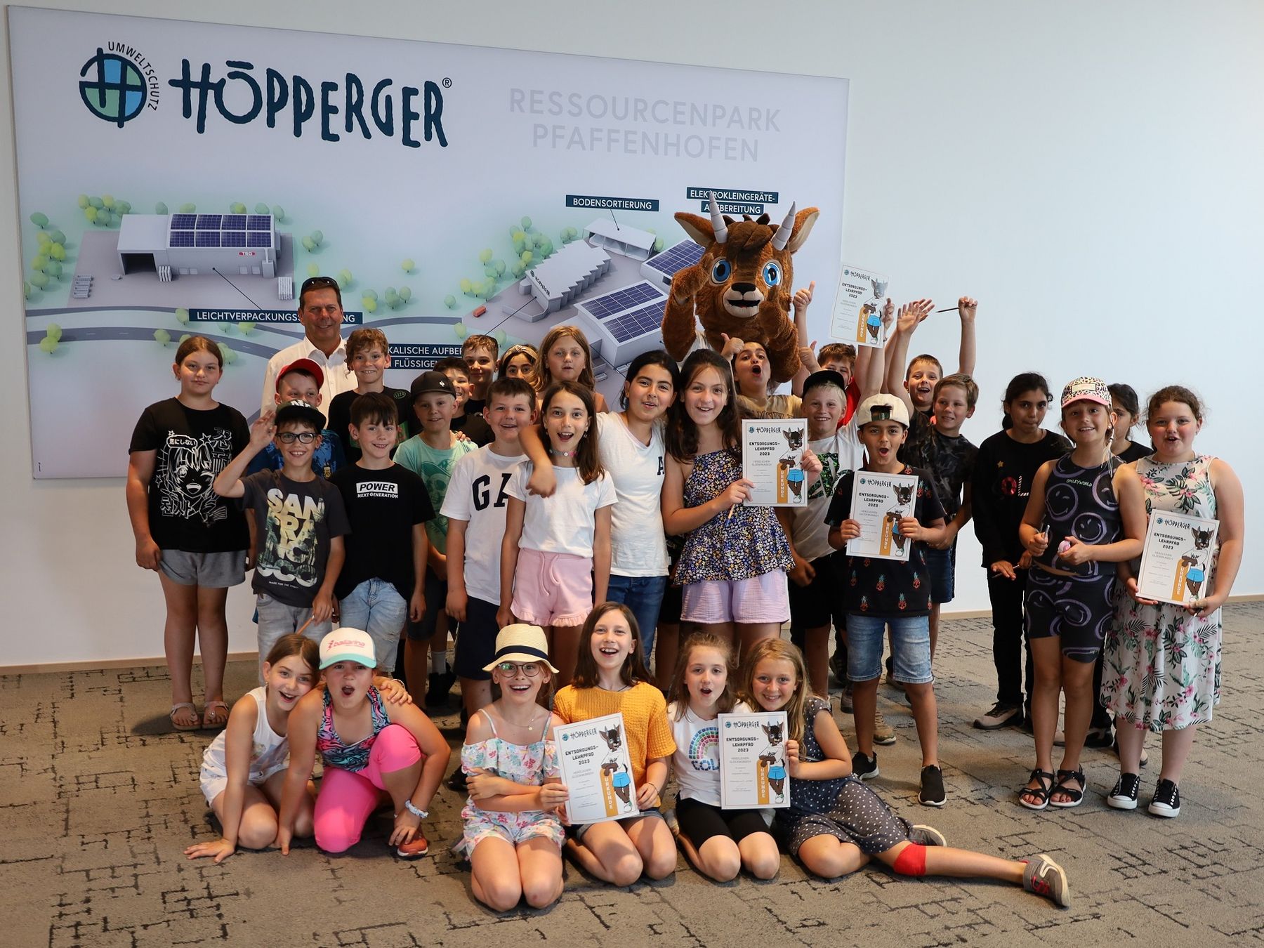 © ASK-Agentur /Initiator Harald Höpperger (hinten) und Maskottchen "Höppi" freuen sich mit den Schüler:innen