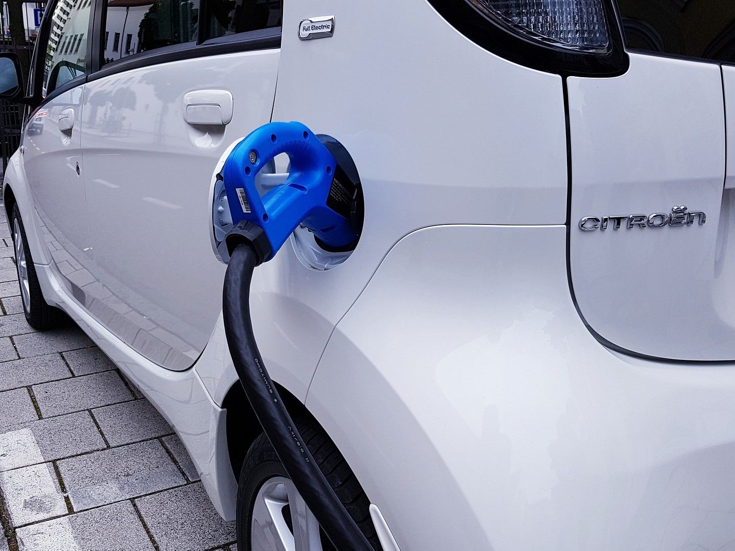 © ThanksForYourLike pixabay/ Elektroauto beim Laden