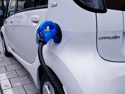 © ThanksForYourLike pixabay/ Elektroauto beim Laden
