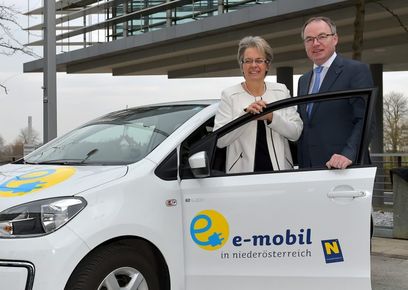 © NLK Burchhart / Landesrätin Bohuslav und Landesrätin Pernkopf mit einem der NÖ. Elektroautos