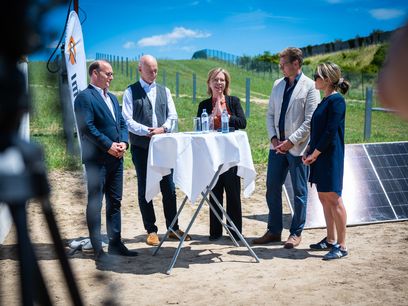 © BMK/Cajetan Perwein/ v.l.n.r. Georg Waldner (CEO ImWind), Johannes Berthold (Bürgermeister Gaweinstal), Leonore Gewessler (Klimaschutzministerin), Thomas Köck (Geschäftsführer dm Österreich), Daniela Strasser (dm Österreich)