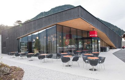 © MPREIS / Passivhaus-Supermarkt Ötztal Bahnhof-Gebäude