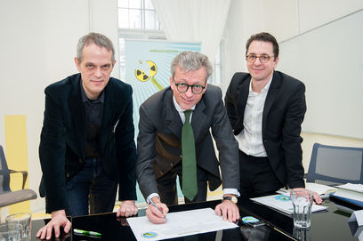© oekostrom AG/APA–Fotoservice/Hörmandinger– Erste Unterschriften bei der Pressekonferenz