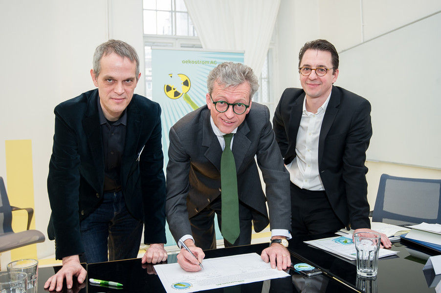 © oekostrom AG/APA–Fotoservice/Hörmandinger– Erste Unterschriften bei der Pressekonferenz
