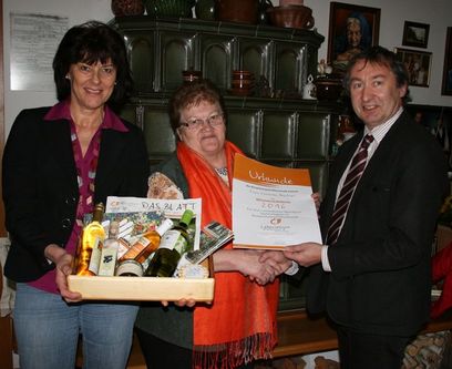 ©  BPWW/Herczeg / Erika Berger (links) und Biosphärenpark–Geschäftsführer Dr. Herbert Greisberger (rechts) gratulieren Veronika Breitner (Mitte) zur Wienerwälderin 2016.