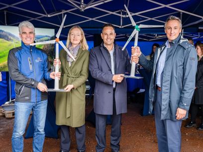 © badenova /V.l.n.r: Michael Klein (Geschäftsführung badenovaWÄRMEPLUS), Thekla Walker (Umweltministerin Baden-Württemberg), Hans-Martin Hellebrand (Vorstand badenova), Hans  Jürgen Kalmbach (Vorsitzender des Vorstands Hansgrohe SE).