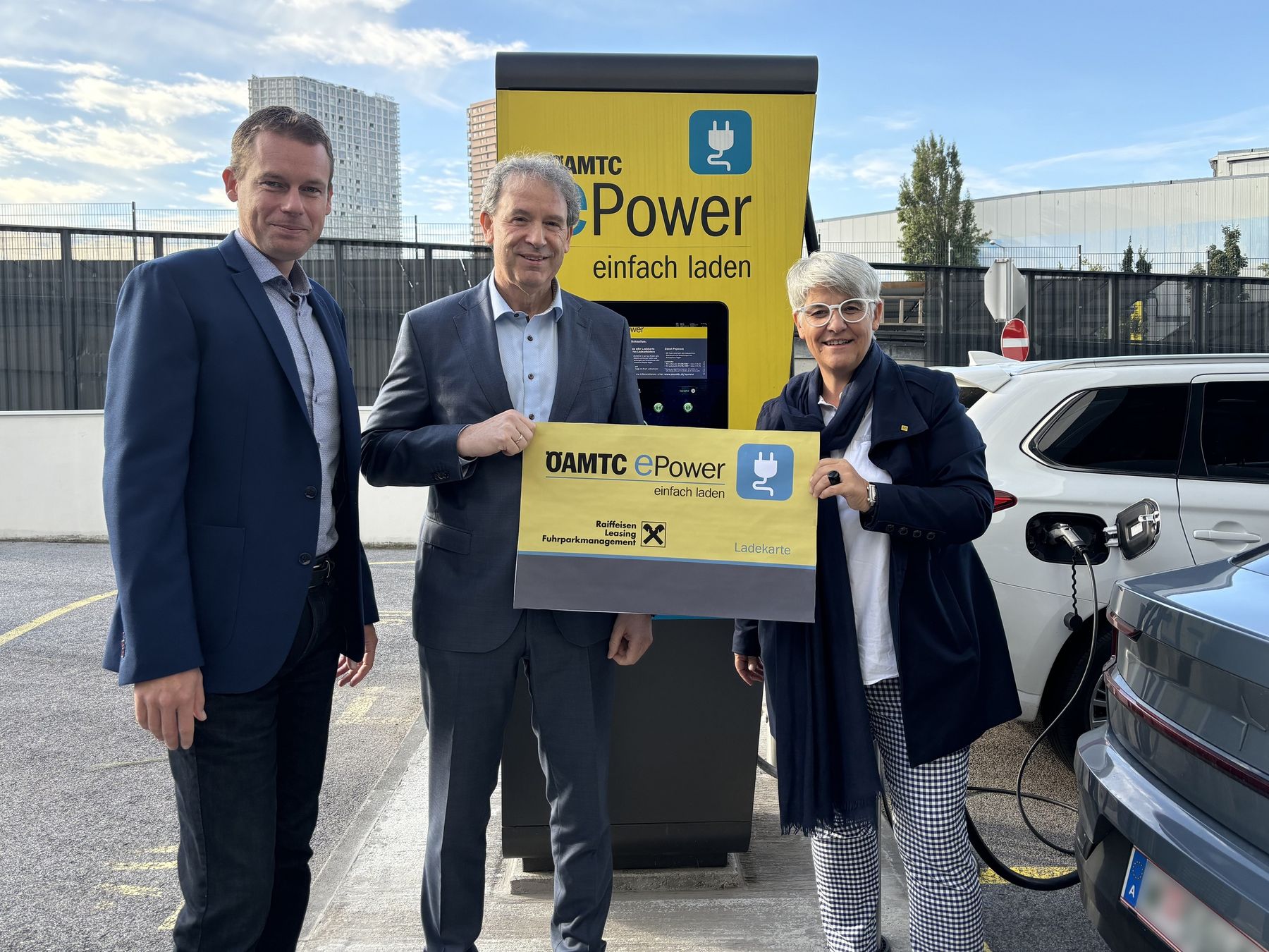 © RLFPM/ Richard Pieger (Leitung ÖAMTC ePower), Renato Eggner (Geschäftsführung Raiffeisen-Leasing Fuhrparkmanagement) und Marcella Kral (Senior Sales und Account Manager ÖAMTC) freuen sich über die Kooperation