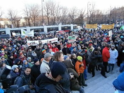 © oekonews– Unzählige Menschen lauschten  vor dem Parlament den motivierenden Rednern