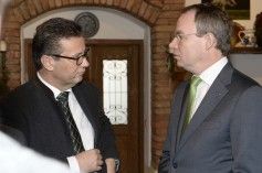 © NLK/ Peter Hauk, Vorsitzender der CDU-Landtagsfraktion in Baden-Württemberg, und Agrar-Landesrat Dr. Stephan Pernkopf bei einem Arbeitsgespräch