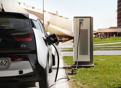 © BMW/ BMW i3 an DC Schnellladestation