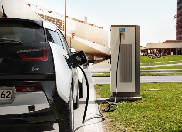 © BMW/ BMW i3 an DC Schnellladestation