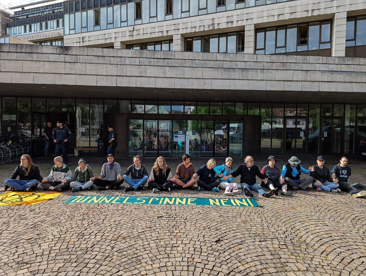 © XR / Menschenkette vor dem Landtag in Bregenz