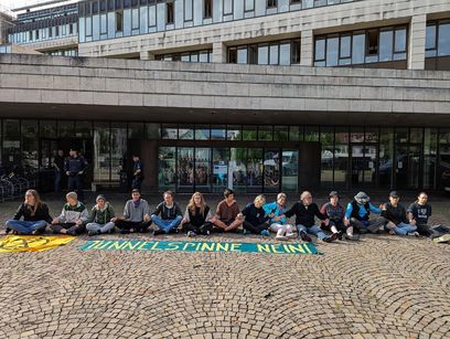 © XR / Menschenkette vor dem Landtag in Bregenz