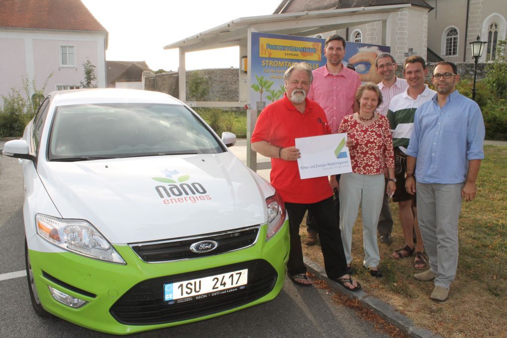 © WEST/Vlnr: Pater Andreas Brandtner, Tomas Polehradsky von Nano–Energies,  Renate Brandner–Weiß, Gottfried Brandner, Bgm. Franz Linsbauer und Niko Reisel