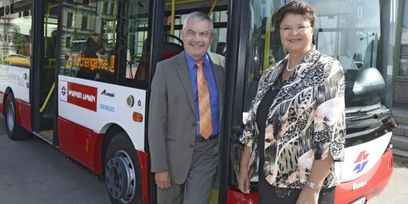 © Wiener Linien– E–Bus mit Wiener–Linien–GF Steinbauer und Vbgm. Renate Brauner