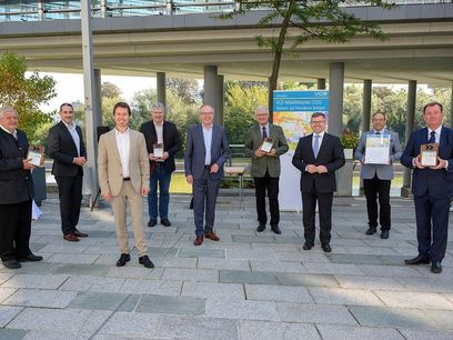 © NLK Burchart/Mobilitätsbeauftragter Dwornikowitsch/Pernitz, Regionalmanager Hermann/ÖBB–Personenverkehr, VCÖ–Sprecher Gratzer, Bgm Leitner/Wieselburg, LH–Stv Pernkopf, C. Popp RU7 Land NÖ,LR Schleritzko, P.Hartweg WKO,Bgm Janschka WrNeudorf