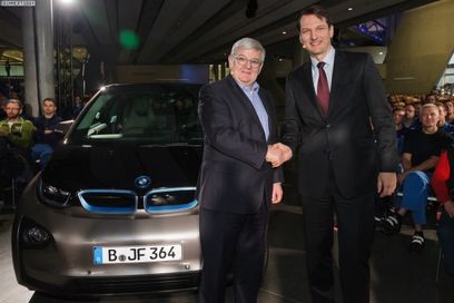 © BMW– Übergabe des BMW i3 an Joschka Fischer