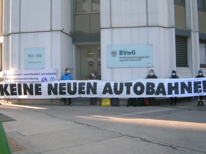 © lobau.org / Mahnwache vor dem Gericht