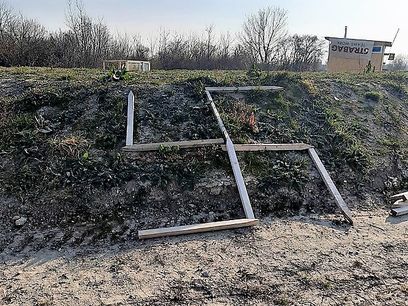 © System Change, not Climate Change / Umfassende Sachbeschädigungen und das große Hakenkreuz waren die sichtbaren Zeichen des Angriffs © System Change, not Climate Change / Umfassende Sachbeschädigungen und das große Hakenkreuz waren die sichtbaren Zeichen des Angriffs