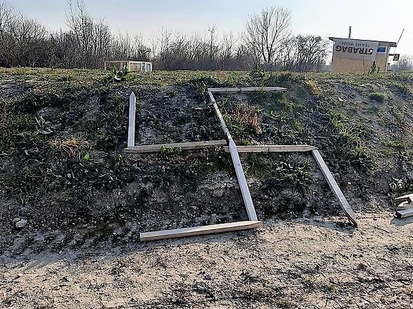 © System Change, not Climate Change /  Umfassende Sachbeschädigungen und das große Hakenkreuz waren die sichtbaren Zeichen des Angriffs