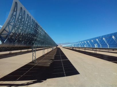 © Fraunhofer ISE / Ausschnitt des CST– Parabolrinnenkraftwerks bei Ouarzazate in Marokko.