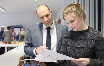 © FH Müster/ Vanessa Müller, Masterstudentin am Fachbereich Oecotrophologie – Facility Management der FH Münster, und Unternehmensvertreter Dr. Denis Krämer haben gemeinsam mit anderen in einem Pilotprojekt Gemeinwohlbilanzen erstellt.