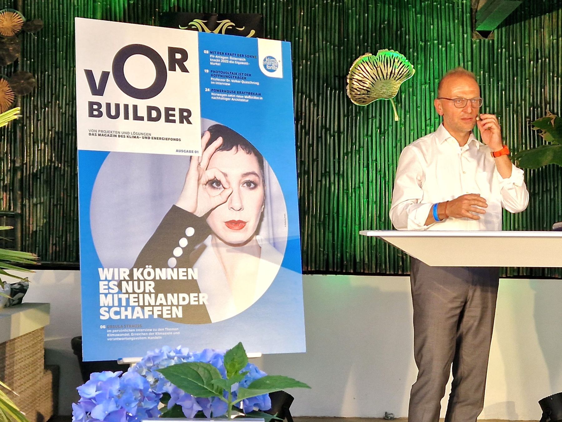 ©  Bernd Vogel stellte ein neues Magazin des Klima– und ENergiefonds vor:  Vorbilder, wir können es nur  miteinander schaffen"  – für Projekte mit konkreten Lösungsansätzen