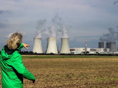 © Litschauer/ Martin Litschauer zeigt auf die Atomreaktoren