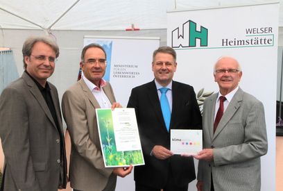 © Heimstätte Wels/ Bundesminister Andrä Rupprechter mit Bürgermeister Peter Koits (rechts), Manfred Hochhauser (Welser Heimstätte) und FH–Prof. Dr. Herbert C. Leindecker (FHOÖ, links). © Heimstätte Wels/ Bundesminister Andrä Rupprechter mit Bürgermeister Peter Koits (rechts), Manfred Hochhauser (Welser Heimstätte) und FH–Prof. Dr. Herbert C. Leindecker (FHOÖ, links).
