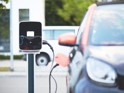 © andreas160578 auf pixabay/ Elektroauto beim Laden