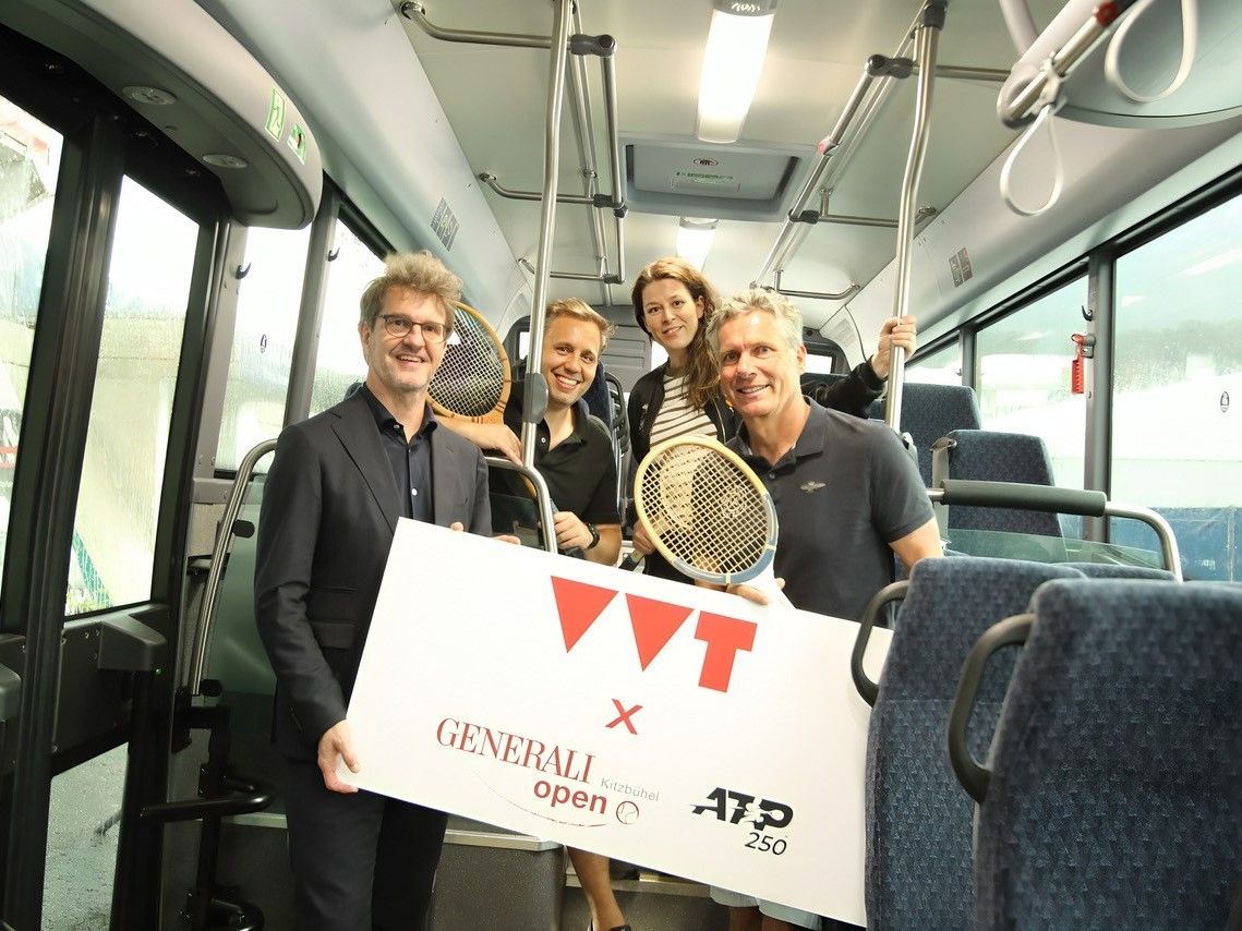 © VVT / Das Generali Open Kitzbühel und der Verkehrsverbund Tirol geben Partnerschaft bekannt - Kostenlose An- und Abreise mit Öffis für Turnier-ZuschauerInnen.