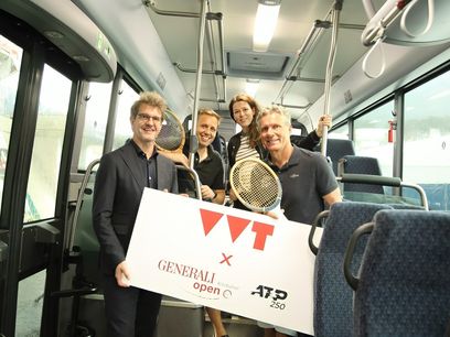 © VVT / Das Generali Open Kitzbühel und der Verkehrsverbund Tirol geben Partnerschaft bekannt - Kostenlose An- und Abreise mit Öffis für Turnier-ZuschauerInnen.