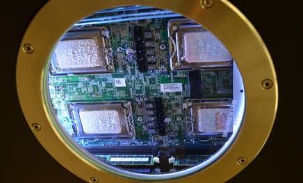 © 3M/ Blick in die Demonstrationsanlage von 3M: Novec verdampft an den warmen Elektronikbauteilen.