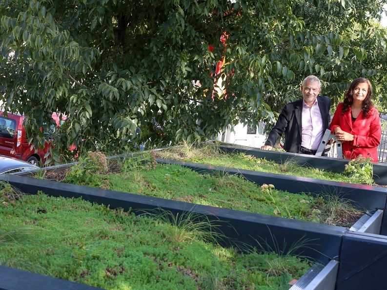 © PID Fürthner/ Das Dach des neuen Wartehäuschens