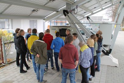 © J. Welker/ Die Schüler/innen erfuhren bei der Innung für Elektro– und Informationstechnik Nürnberg–Fürth, wie Handwerker/innen involviert sind © J. Welker/ Die Schüler/innen erfuhren bei der Innung für Elektro– und Informationstechnik Nürnberg–Fürth, wie Handwerker/innen involviert sind