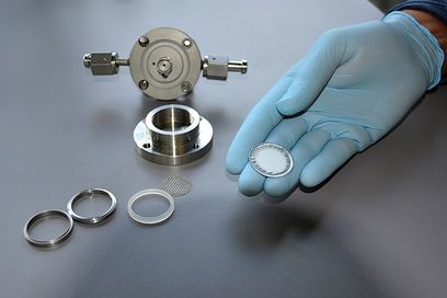 © Monika Weiner /TUM – Eine Glaskeramik–Membran, die mit Aluminium und Kunststoff beschichtet ist, lässt nur Lithium–Ionen durch © Monika Weiner /TUM – Eine Glaskeramik–Membran, die mit Aluminium und Kunststoff beschichtet ist, lässt nur Lithium–Ionen durch