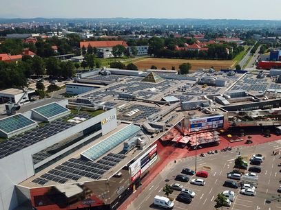 © Center West / Neue Photovoltaik-Anlage mit 1,3 Millionen kWh pro Jahr auf den Dächern des Center West © Center West / Neue Photovoltaik-Anlage mit 1,3 Millionen kWh pro Jahr auf den Dächern des Center West