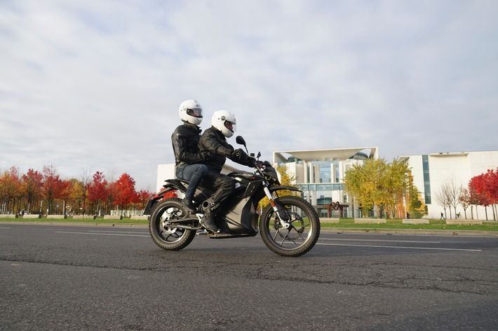 © /LichtBlick SE/Robert Günther, WWF -Elektrisch nach Marrakesch: Jörn Ehlers, WWF (vorn) und Frank Krippner, LichtBlick (hinten) starten heute von Berlin aus mit dem Elektromotorrad