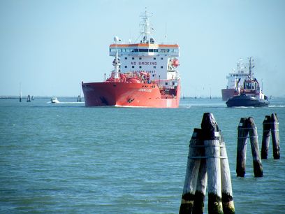 ©  Lemzo/ Frachtschiff