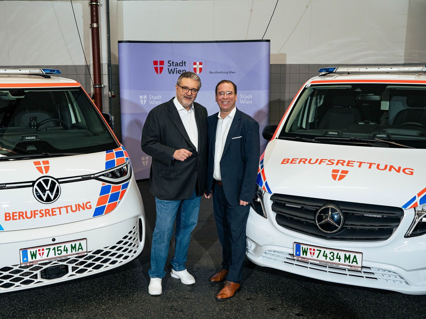 © Berufsrettung Wien/ Übergabe der beiden E–Fahrzeuge