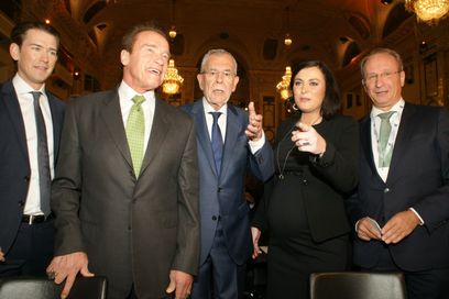 © oekonews -Wolfgang Pucher/Spannende Gespräche bei, R20 Austrian World Summit: Bundeskanzler Kurz, Arnold Schwarzenegger, Bundespräsident van der Bellen, Ministerin Köstinger und Vorstandsvorsitzender Weinberger- Hagelversicherung