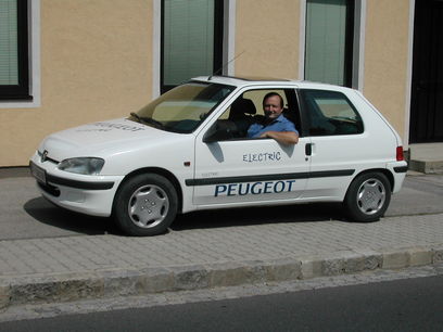 © Eurosolar/ Herbert Eberhart in seinem Peugeot 106 electric, so wie in viele in Erinnerung haben