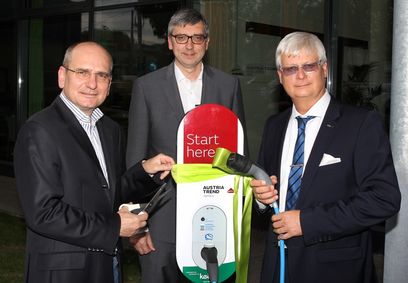 © Verkehrsbüro/V.l. Mag. arald Nograsek (Generaldir. Verkehrsbüro Group), Andreas Berger (Geschäftsführer Austria Trend Hotels) u. Dipl.–Ing. Manfred Freitag (Vorstand Kelag) bei der Einweihung der E–Tankstelle des Austria Trend Hotel Doppio © Verkehrsbüro/V.l. Mag. arald Nograsek (Generaldir. Verkehrsbüro Group), Andreas Berger (Geschäftsführer Austria Trend Hotels) u. Dipl.–Ing. Manfred Freitag (Vorstand Kelag) bei der Einweihung der E–Tankstelle des Austria Trend Hotel Doppio