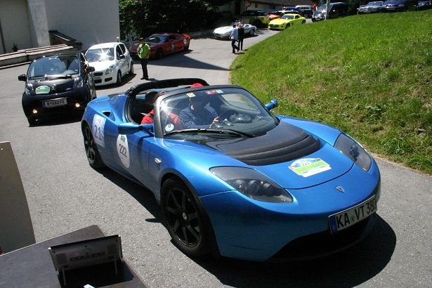 © oekonews/Rudi Hämmerle– Hans Jörg von Gemmingen in seinem Tesla Roadster– jener Teslafahrer, der bisher am meisten Kilometer mit dem TESLA zurückgelegt hat
