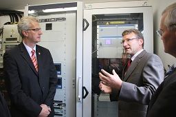 © Dr. Oliver Brückl, technischer Entwickler bei der MR, erläutert bei der Inbetriebnahme in Stuhr die technischen Details des selbstregelnden Ortsnetztrafos.
