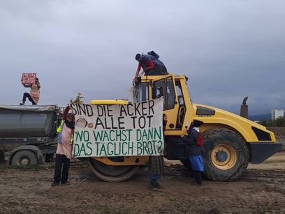 © systemchange-not-climatechange.at / Baustellenblockade bei der Fischa-Au