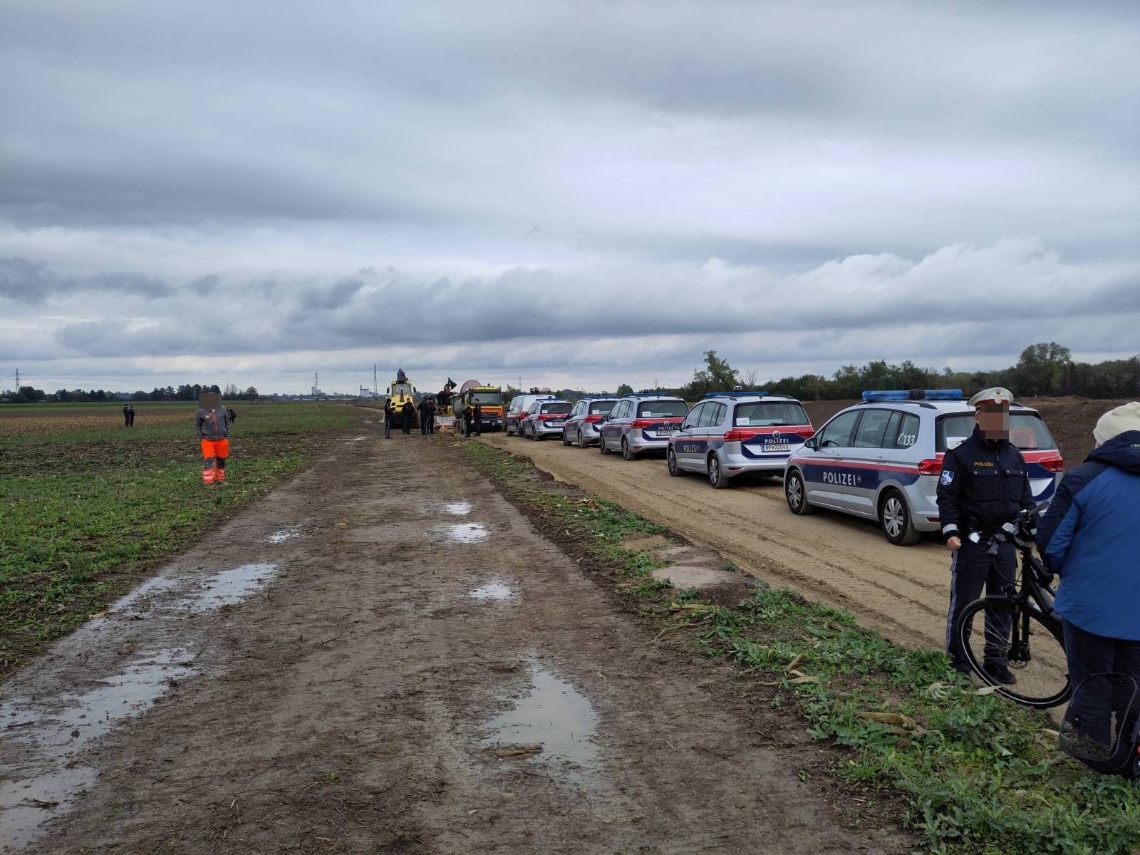 © System Change, not Climate Change / Massives Polizeiaufgebot bei der Baustelle