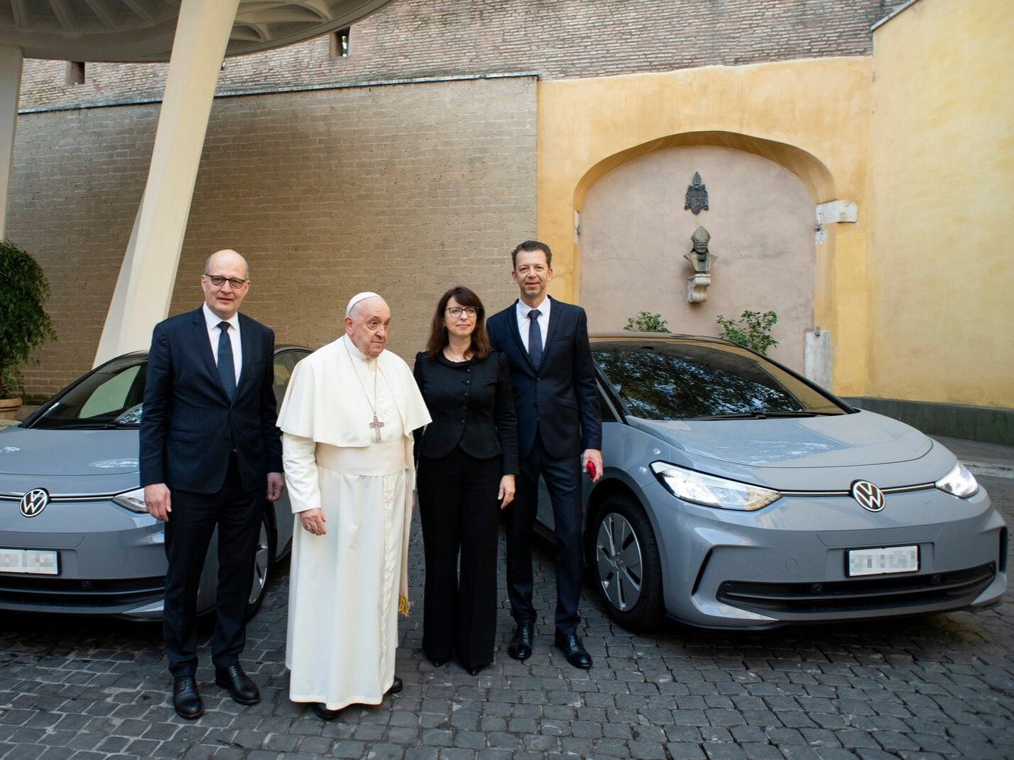 © VW AG / Übergabe der ersten VW–E–Fahrzeuge an den Papst im Vatikan