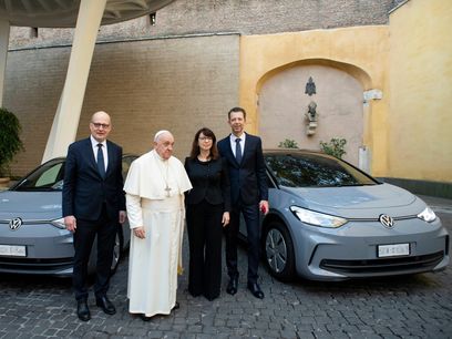 © VW AG / Übergabe der ersten VW–E–Fahrzeuge an den Papst im Vatikan