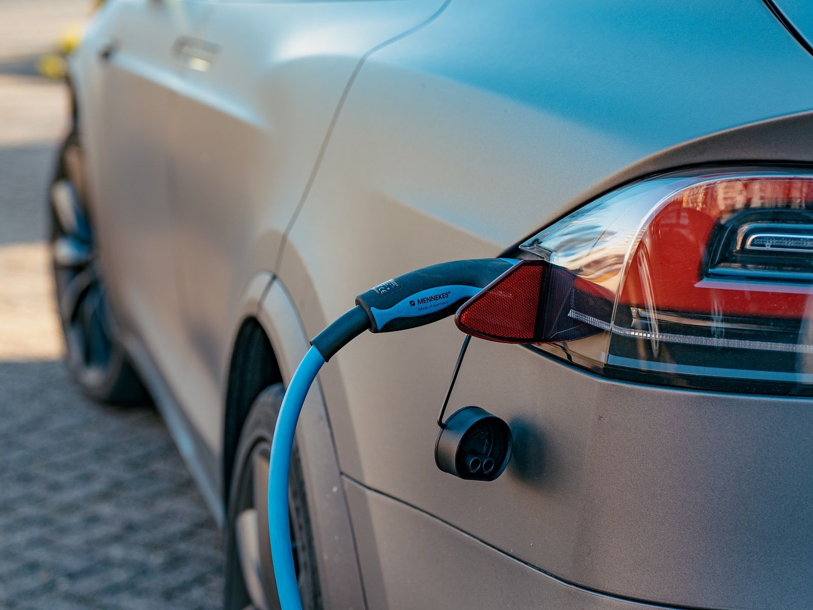 © unsplash / Elektroauto beim Laden
